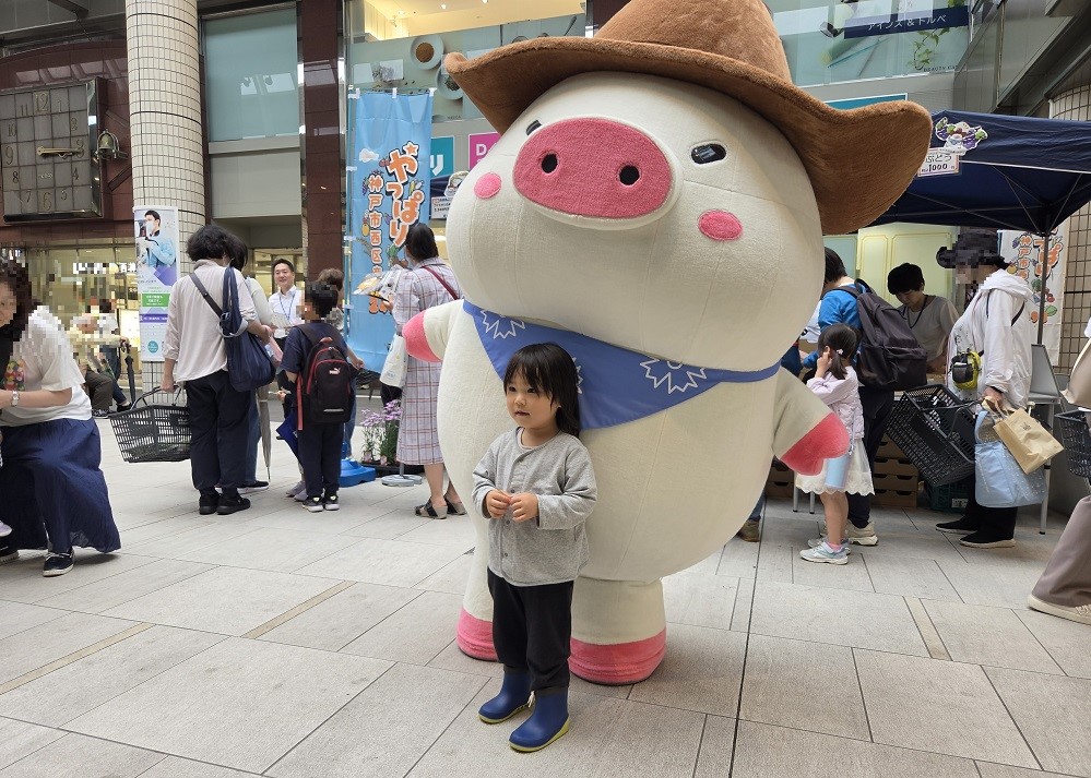 ウエストンと写真を撮る様子