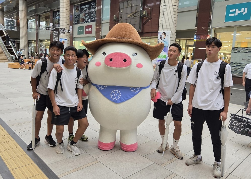 ウエストンと写真を撮る様子