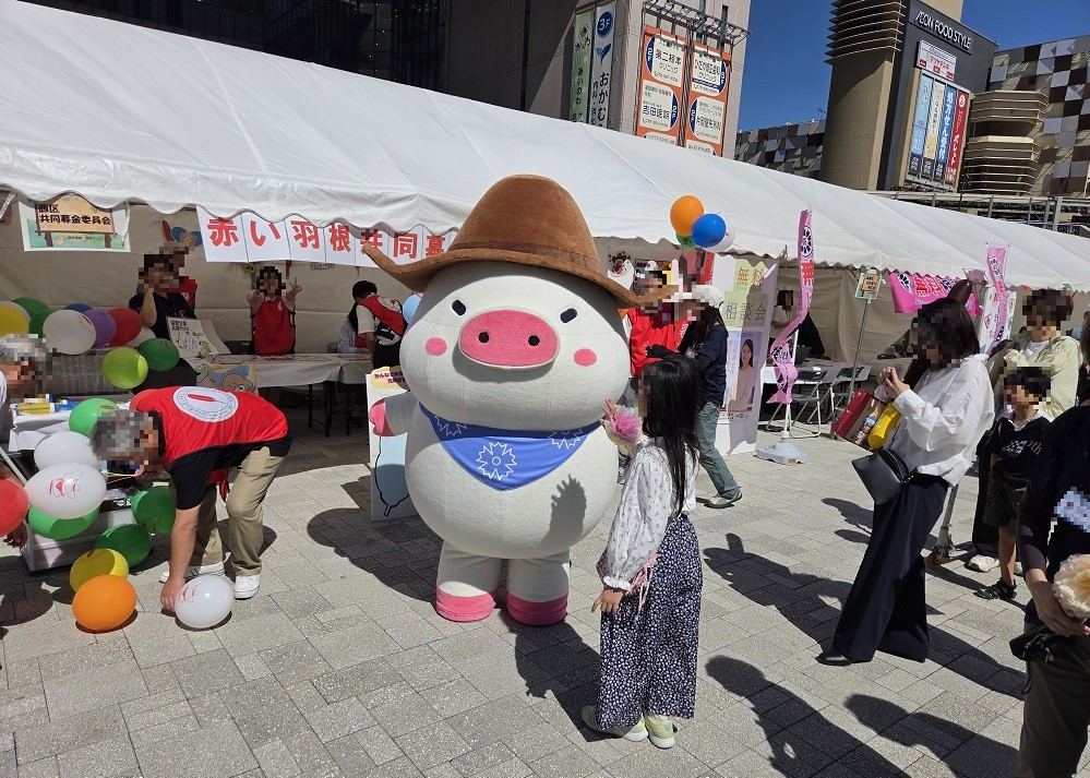 ウエストンと写真を撮る様子