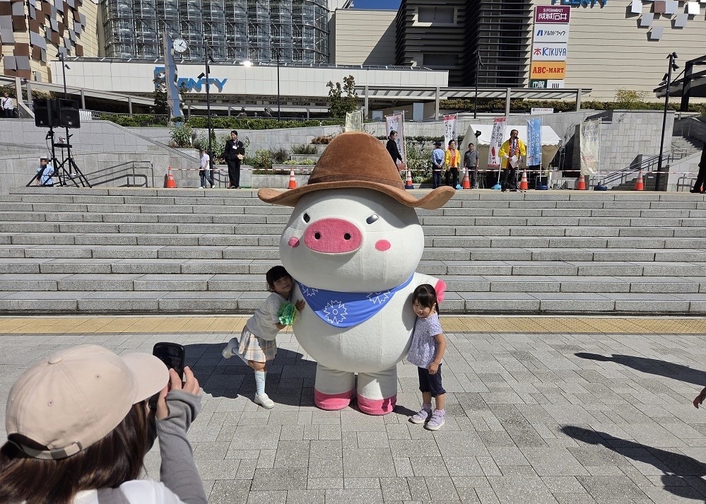ウエストンと写真を撮る様子