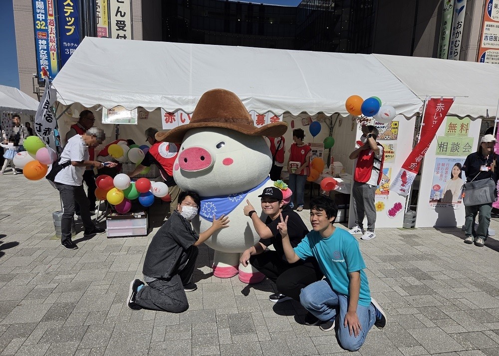 ウエストンと写真を撮る様子