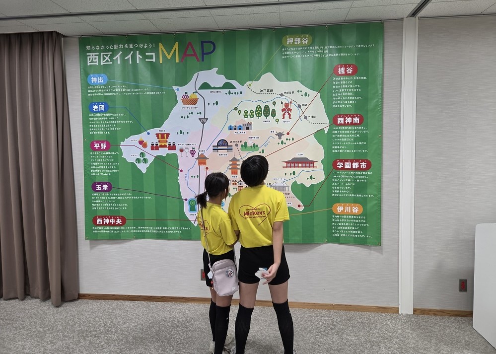 子どもたちが西区イイトコMAPを見ている様子