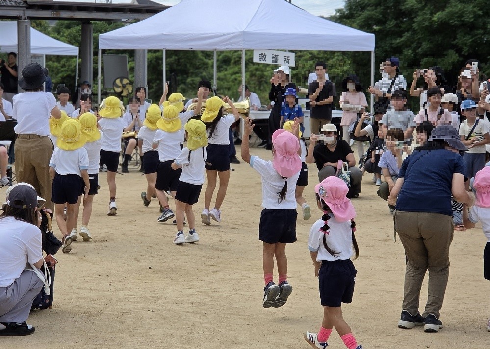子どもたちがダンスをする様子