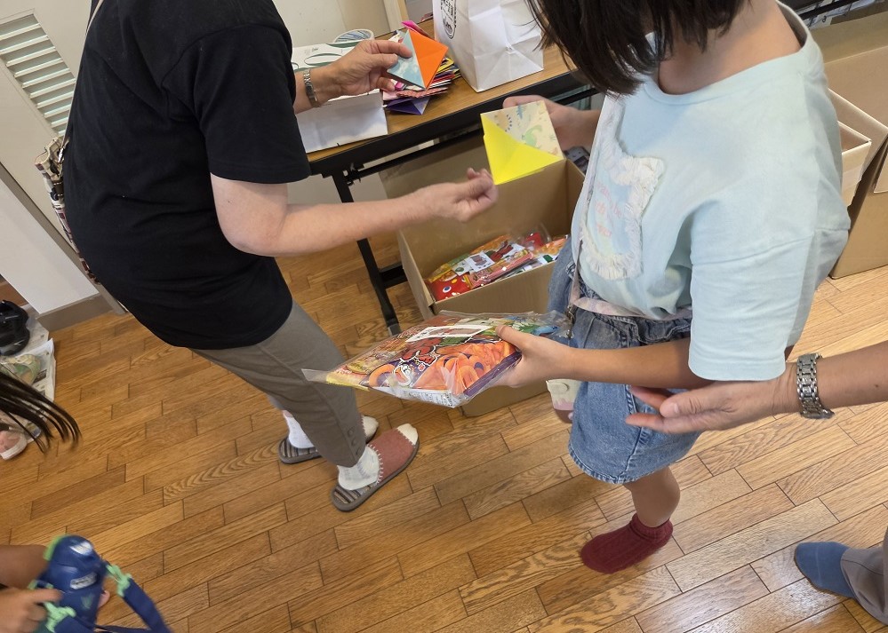 お菓子や折り紙で作った吹きごまのプレゼント