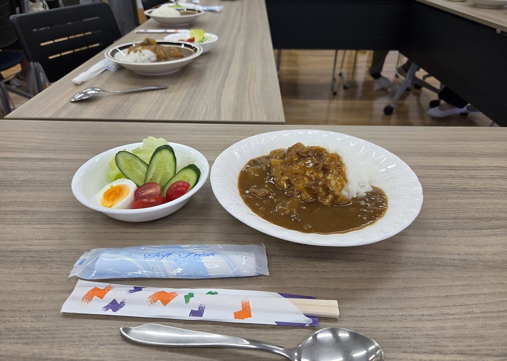 カレーとサラダ