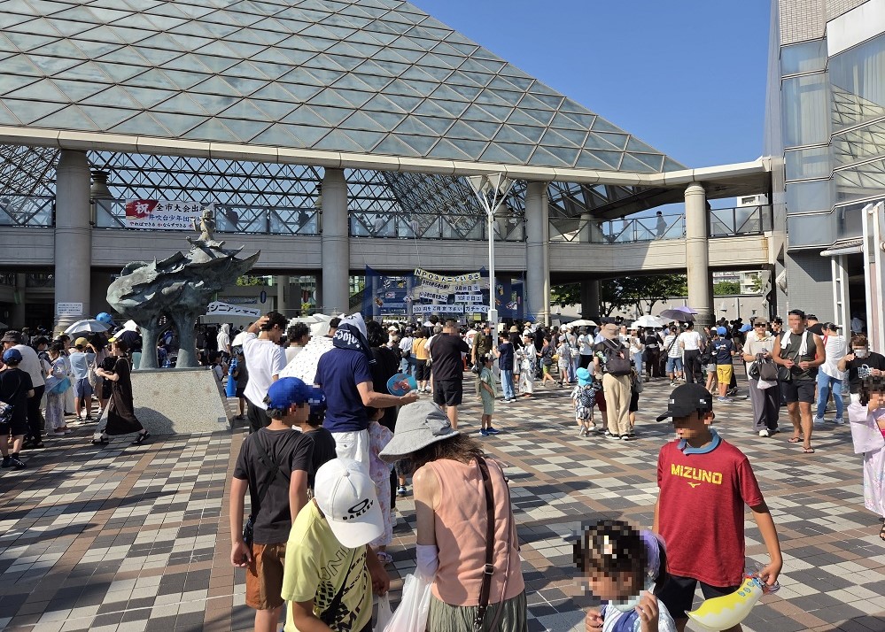 西神南駅の光の広場で開催されている夏まつりの様子
