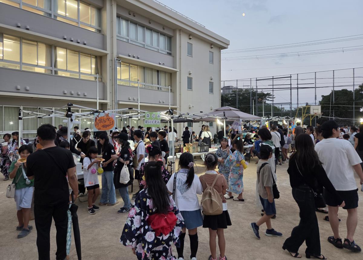 伊川谷小学校グラウンドで開催されている夏まつりの様子