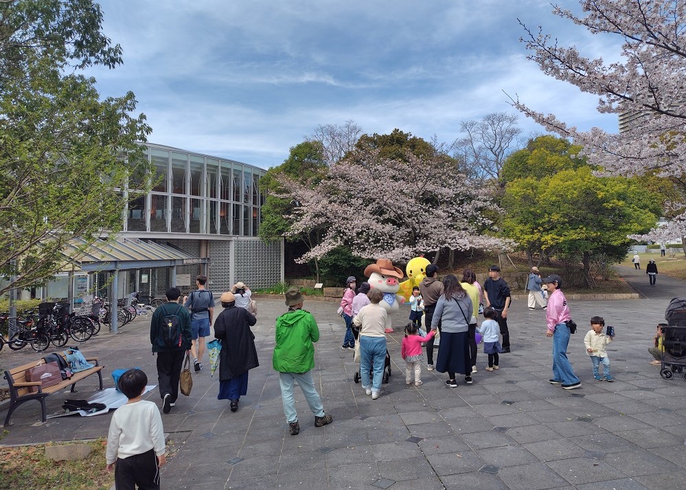 ウエストンやはばたんと記念撮影をする様子