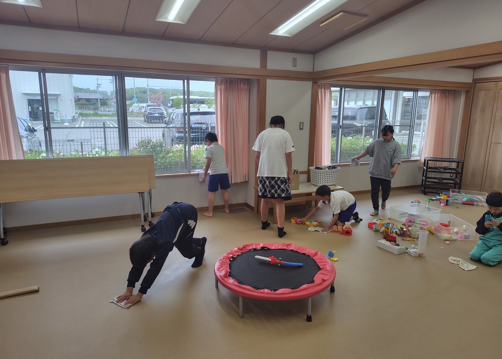 子どもたちが拭き掃除をしている様子