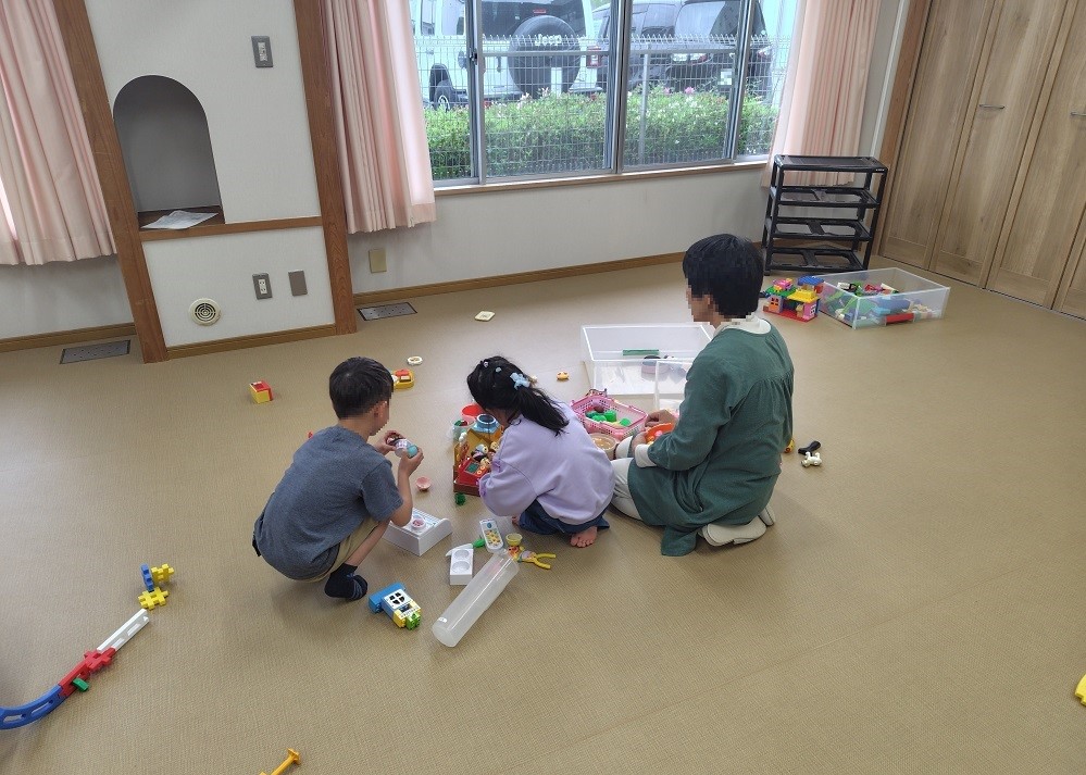 子どもたちが遊んでいる様子