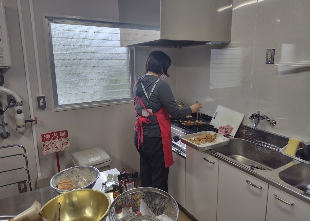 唐揚げを作っている様子