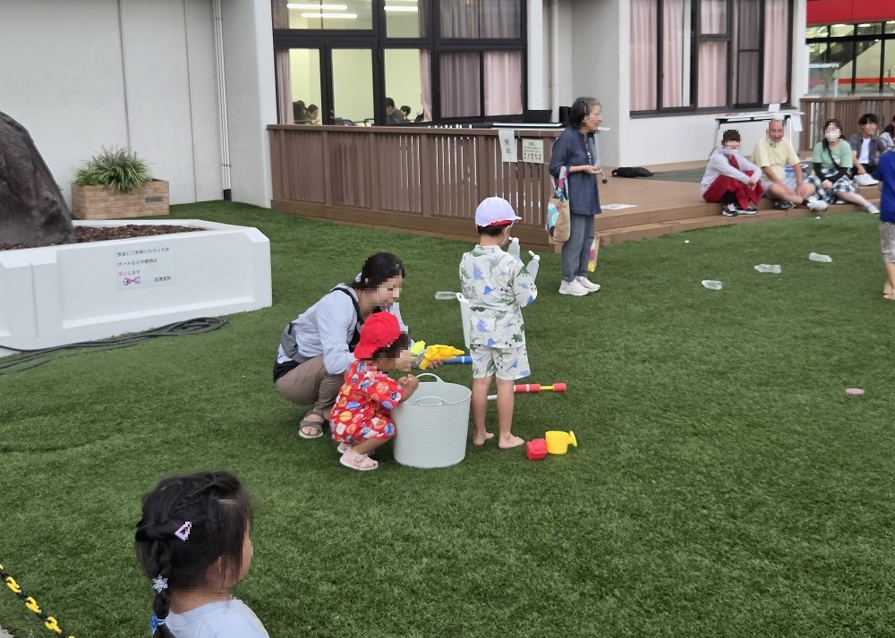 水鉄砲で遊ぶ様子