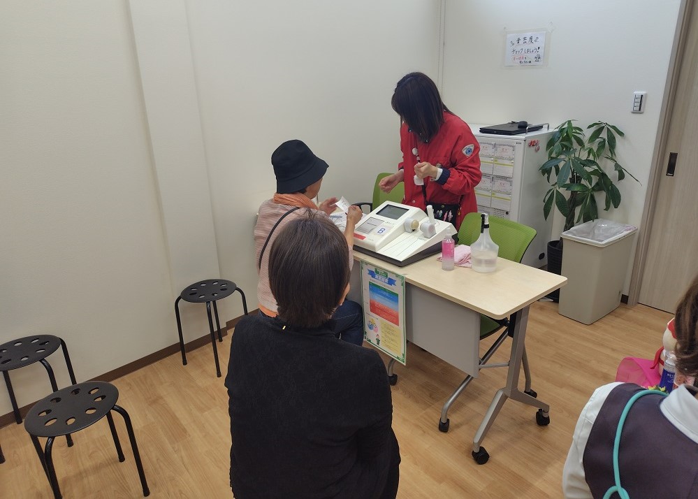 骨の健康度測定の様子