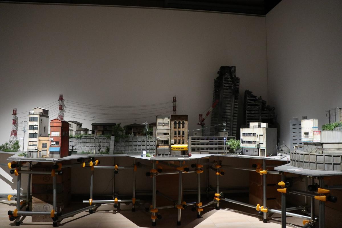 TokyoBuildの作品と東宝映像美術によるジオラマ