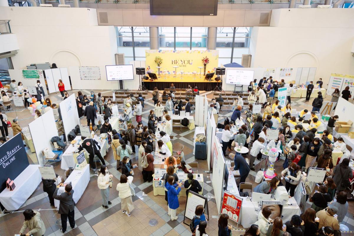 会場がオープンしにぎわう様子