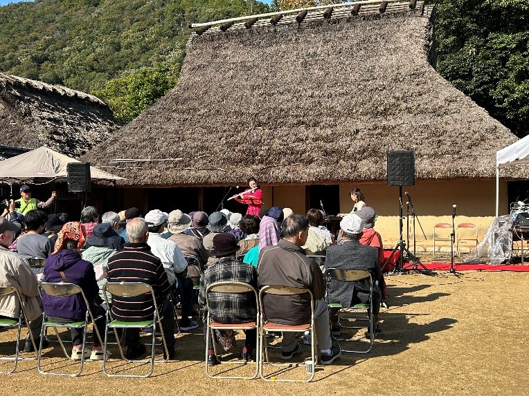 箱木千年家で音楽を楽しむ紅葉まつり