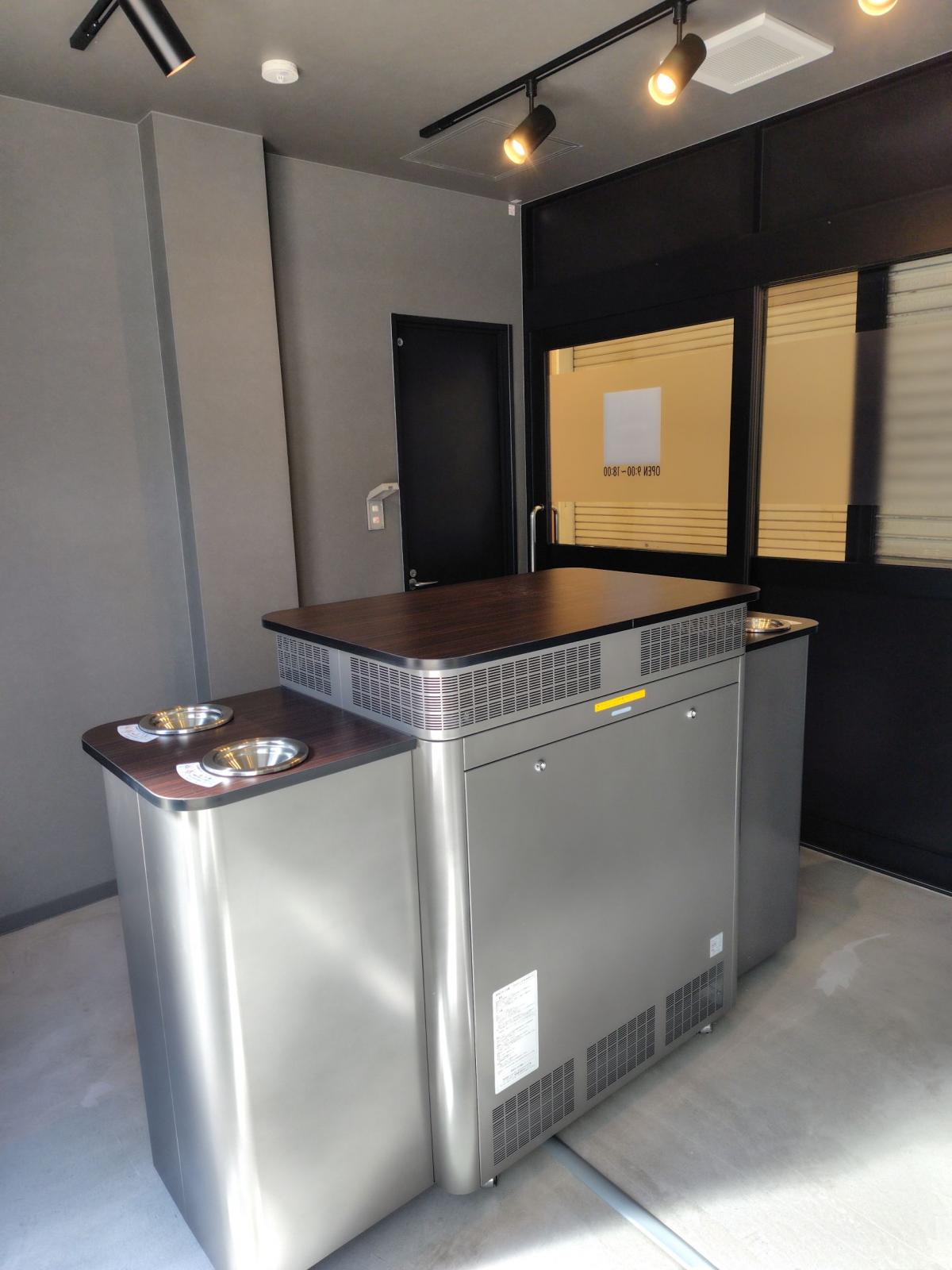 三宮高架下商店街西南Area Smoking  Room内観