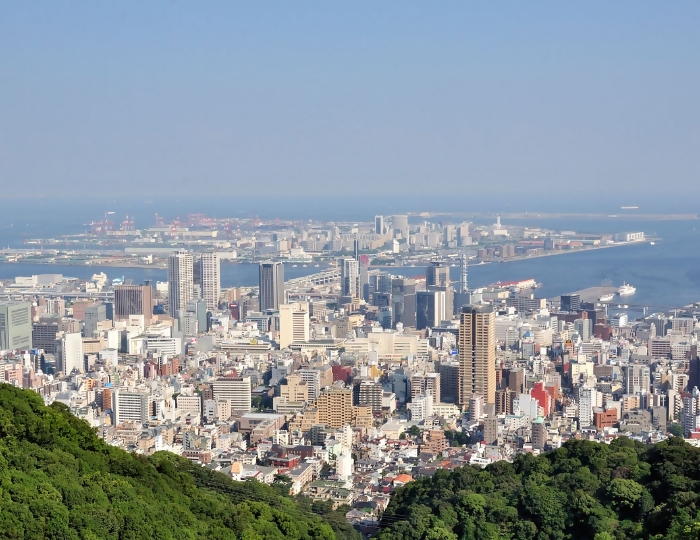 空撮で神戸市の市街地を望む風景